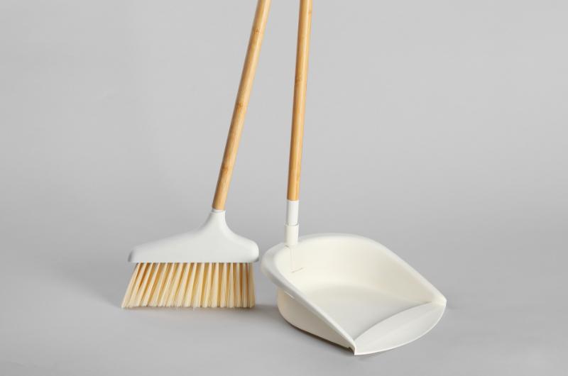 Koště na špatném místě může „vyhánět“ peníze z domu. Děláte tuto chybu také?