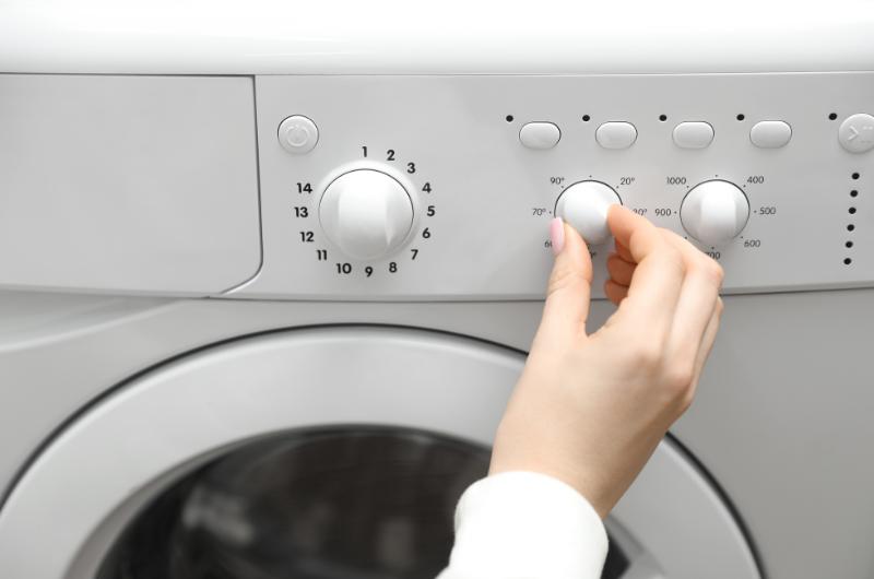 Perete běžně na 40 °C? Odborníci varují: zbytečně platíte víc a bakterie stejně nezmizí