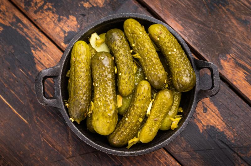 Nakládané okurky a střeva: Lékaři varují, co se v těle spustí po jejich pravidelné konzumaci