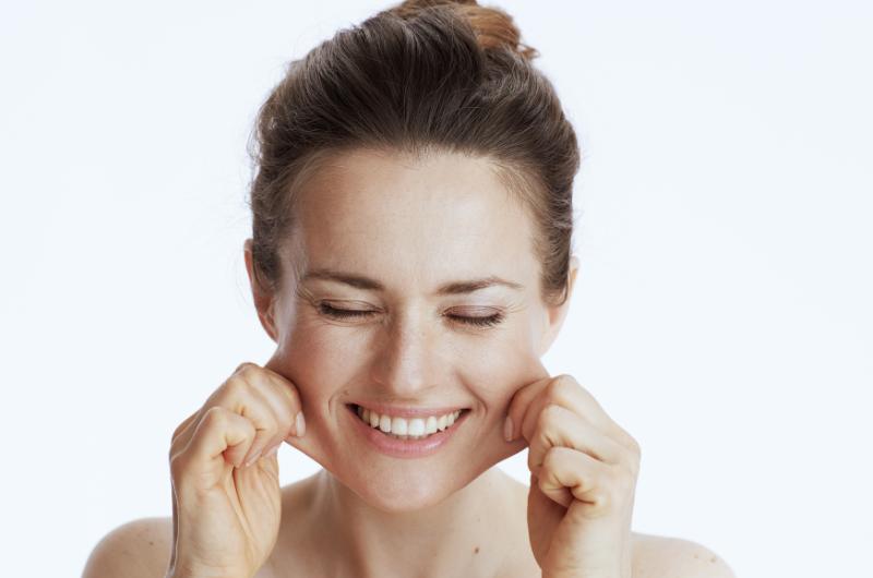 Nečekaný zdroj mladistvé pleti: Ženy po čtyřicítce ho přehlížejí, přitom funguje lépe než doplňky