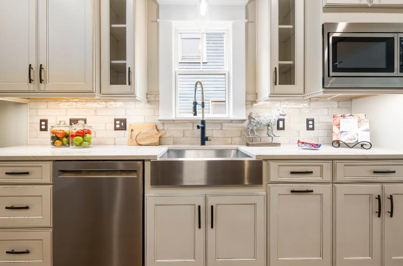 Skladujete tašky pod dřezem? Okamžitě je přesuňte, může to způsobit škody