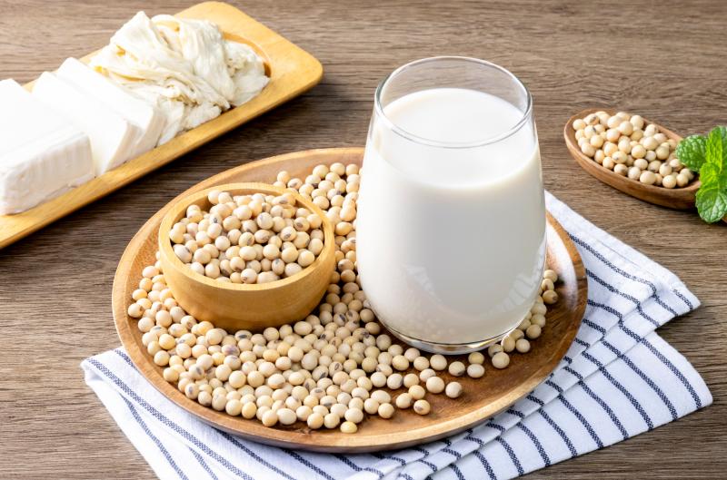 Lékaři varují: Po čtyřicítce může mléko i sója spustit změny, které nečekáte