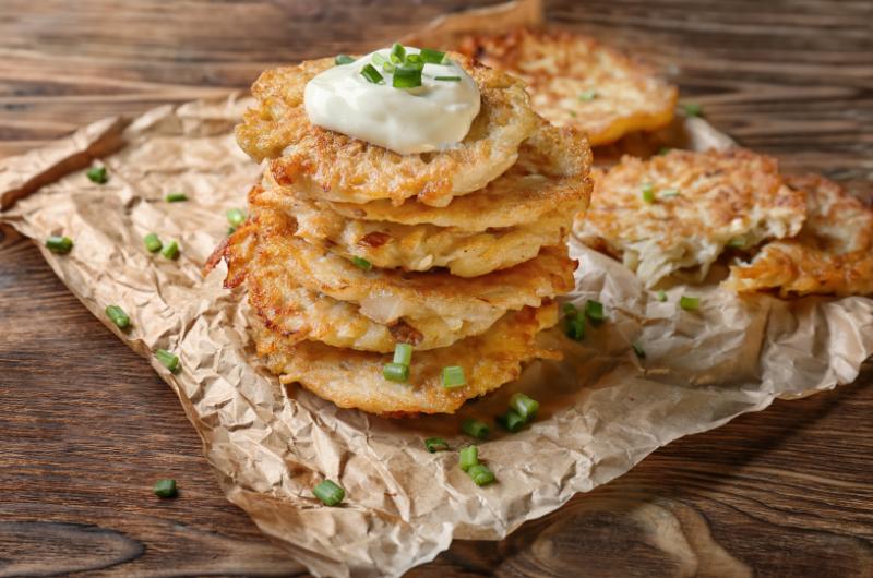 Ze zelí a brambor vykouzlíte hit večeře. Tyhle křupavé placičky zmizí ze stolu jako první