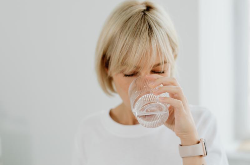 Pijete dost vody, ale tělo stejně strádá? Tyto návyky vás dehydratují
