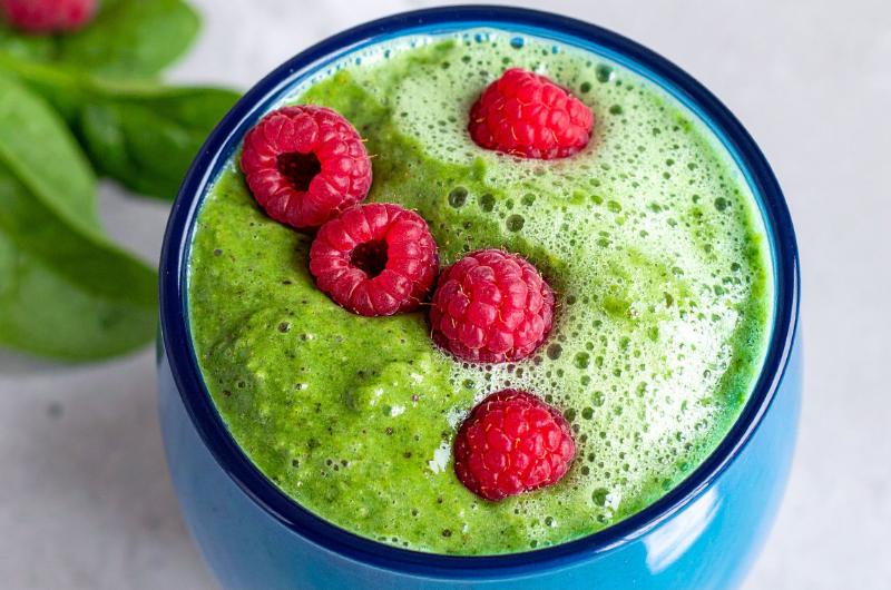 Maliny a špenát v jedné sklenici: Trik, který pomáhá tělu využít železo naplno