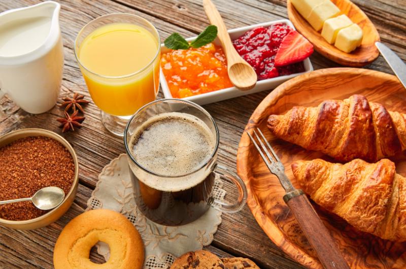 Tenhle nevinný snídaňový hit může škodit víc než bílé pečivo. Češi ho jedí denně