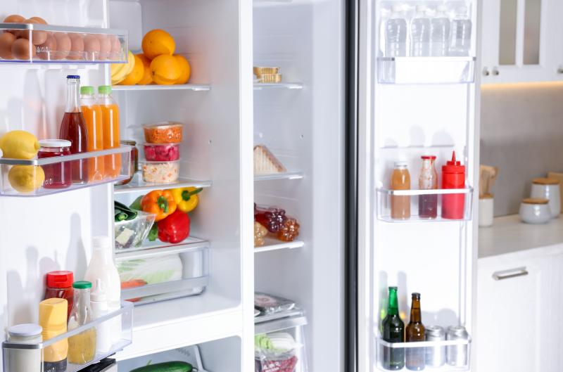 Jak uklidit lednici za 10 minut? Stačí vyhodit těchto 5 věcí, které v ní jen chytají plíseň