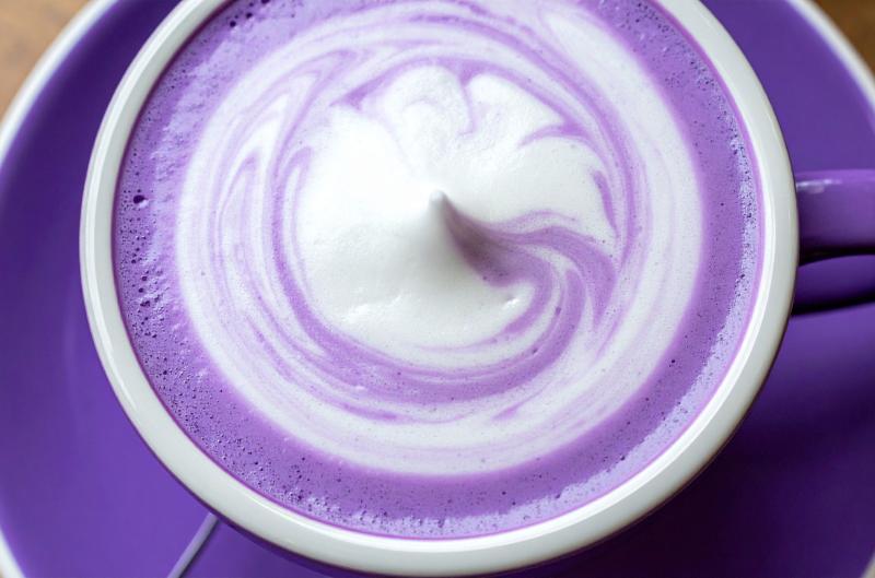 Fialový zázrak v šálku: Co je Ube Latte a proč pobláznilo české kavárny?