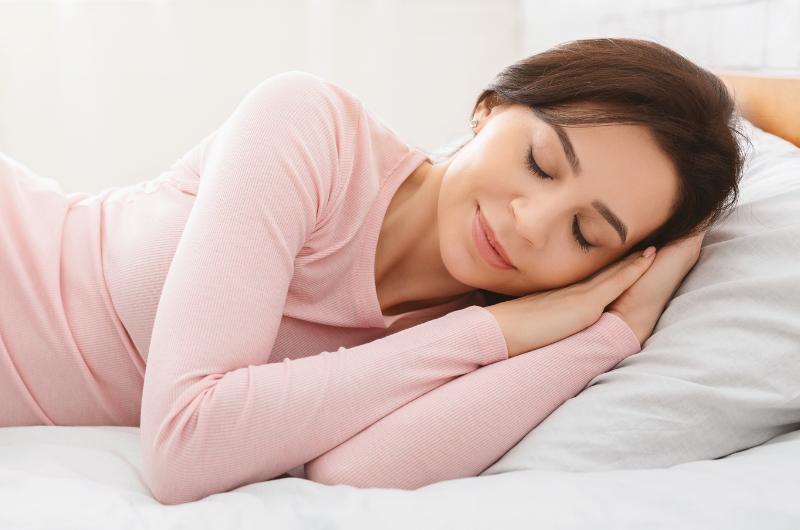 Spíte na vysokém polštáři? Lékaři varují: Tento běžný zvyk může škodit očím i krční páteři