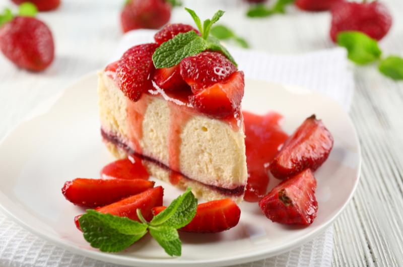 Jahodový cheesecake bez trouby si zamilujete. Je hotový bez pečení a zvládne ho i začátečník