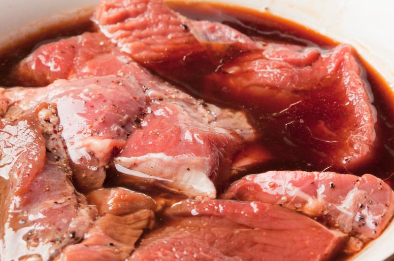 5 netradičních marinád na grilování, které musíte letos vyzkoušet