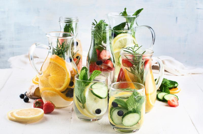 Do plavek bez drastických diet: 3 nápoje, které vás příjemně odlehčí
