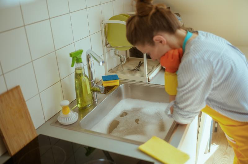 Ucpaný dřez už nemusí být noční můra. Pomůže věc, kterou běžně vyhazujete