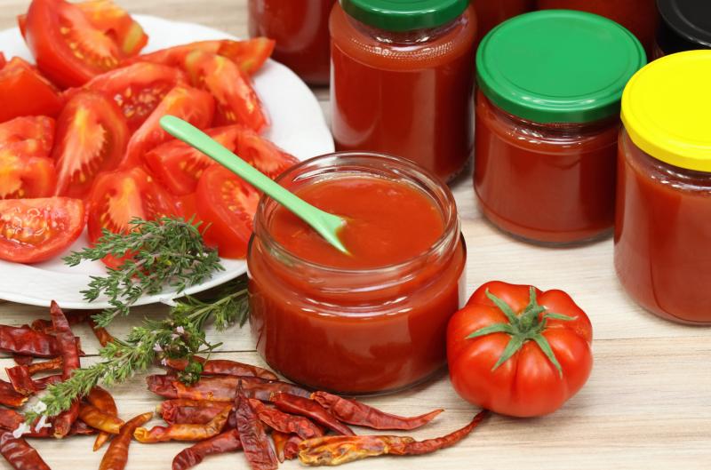Proč je domácí kečup vodový? Nejčastější chyba vzniká ještě před vařením