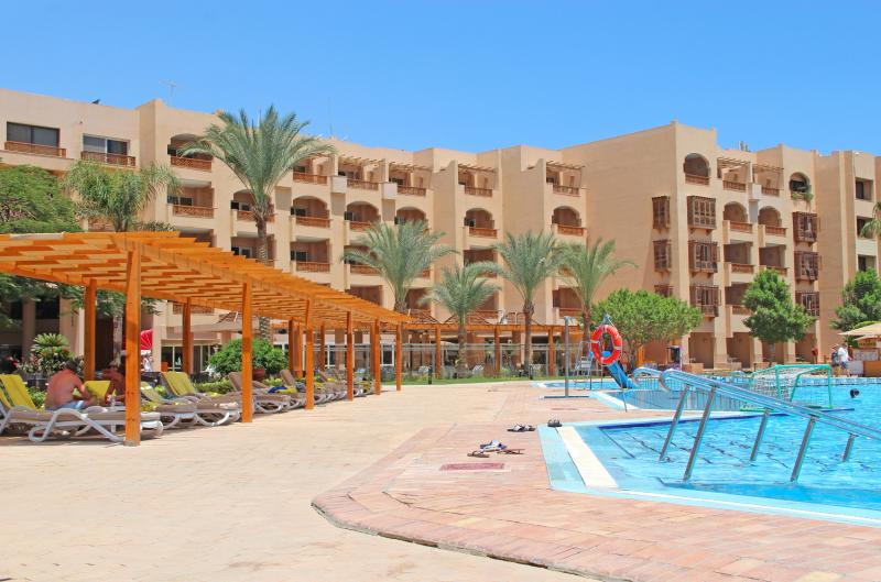 Proč v Egyptě při zalévání hotelových trávníků vzniká nepříjemný zápach? Důvod většinu turistů překvapí