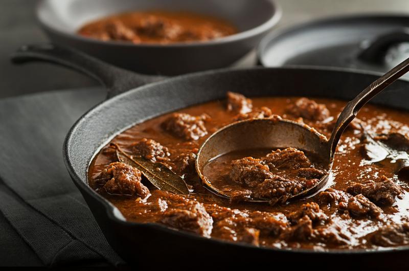 Guláš jako z hospody? Jedna kostka může změnit chuť i vzhled omáčky