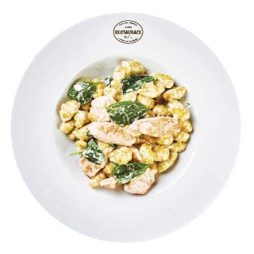 Bramborové noky s lososem, smetanou a baby špenátem