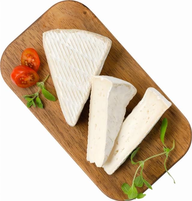 Kozí brie sýr s bílou plísní na povrchu