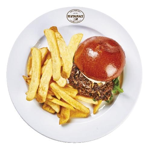 Burger s trhaným vepřovým masem, omáčkou Korea sezam a hranolky