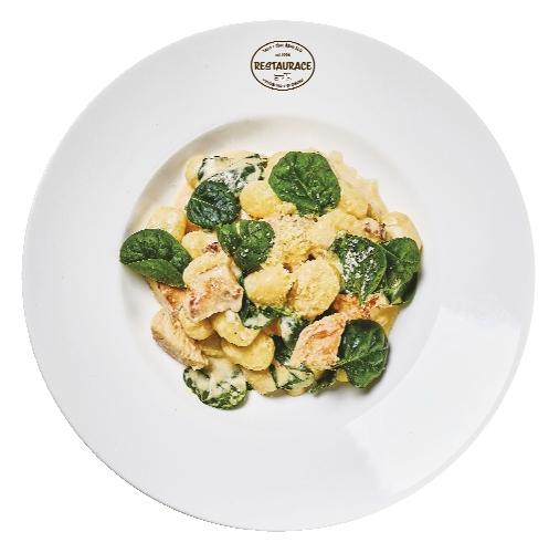 Noky s kuřecím masem, smetanou a baby špenátem